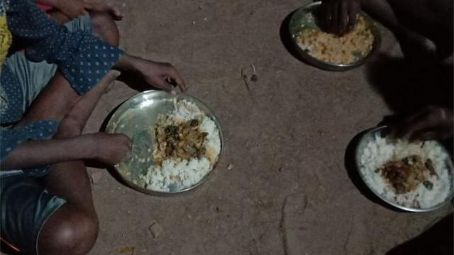Des Irula mangent de la viande de rat avec du riz.