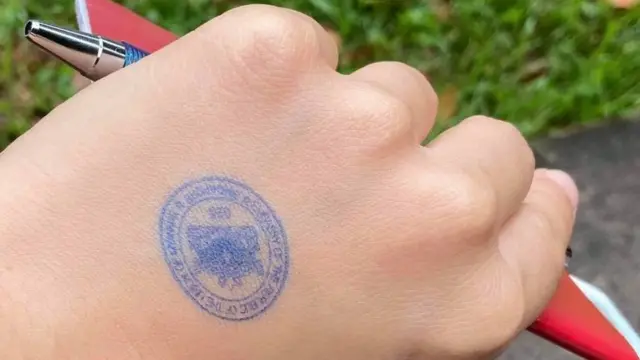 ကြိုတင်မဲပေးပြီးသူတွေကို လက်ဖမိုးပေါ်မှာ တံဆိပ်နှိပ်ပေး