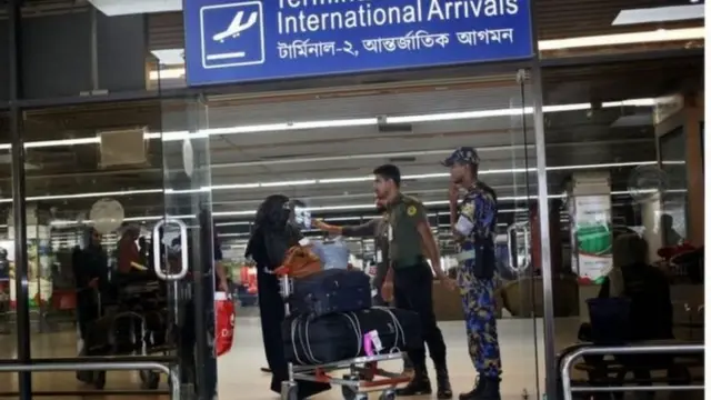 বিমানবন্দরে প্রবাসী