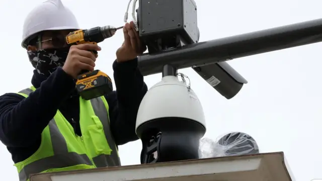 CCTV와 비상벨 점검하는 경찰관