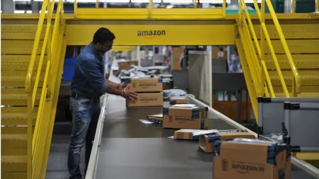 গ্রাহকদের জন্য পার্সেল তৈরি করছে অ্যামাজন ইন্ডিয়া