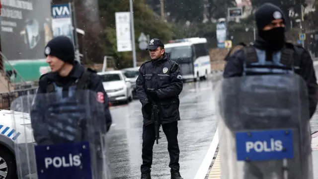 มีการระดมเจ้าหน้าที่ตำรวจพร้อมอาวุธปืนรักษาความปลอดภัยโดยรอบจุดเกิดเหตุ