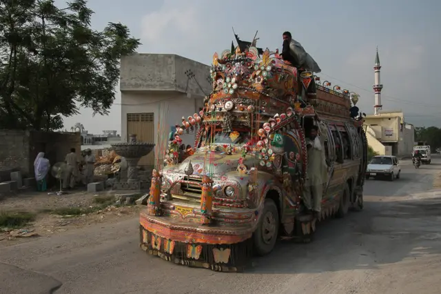 Raskošno dekorisani autobus marke Bedford u Taksili, Pakistan.