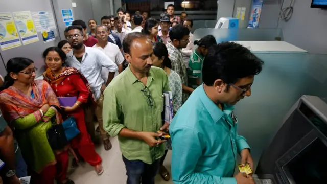 कोलकाता के एक एटीएम में पैसे निकालने के लिए लगी कतार