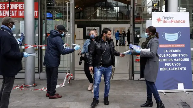 Волонтеры раздают маски на станции в Париже