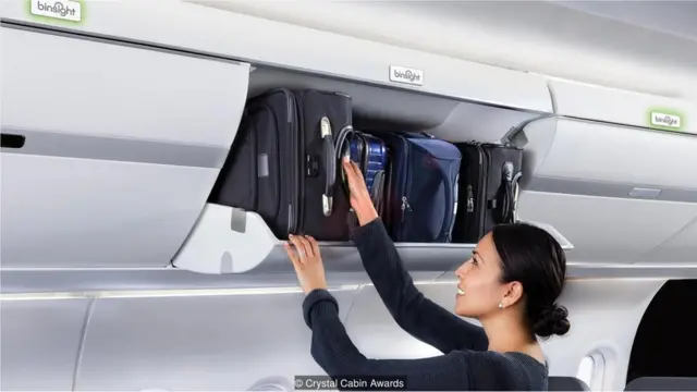 Pasajera guardando equipaje en el compartimento superior de un avión.