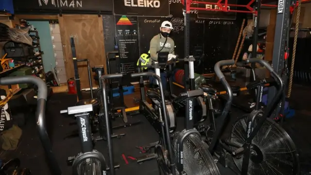 여러 실내 체육시설 업주들은 방역 조치 기준을 문제 삼는다