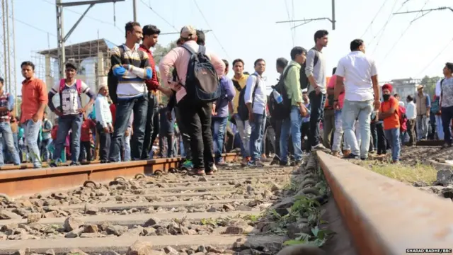 मुंबईत मांटुगा-दादर स्थानकादरम्यानच्या रेलरोकोची क्षणचित्रे