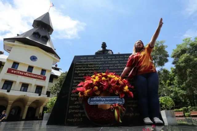 รุ้ง ปนัสยา ชูสามนิ้ว หน้าหลังตึกโดม หน้าอนุสาวรีย์ปรีดีย์ พนมยงค์