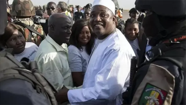 Le président Barrow est gardé par les services de sécurité sénégalaises.
