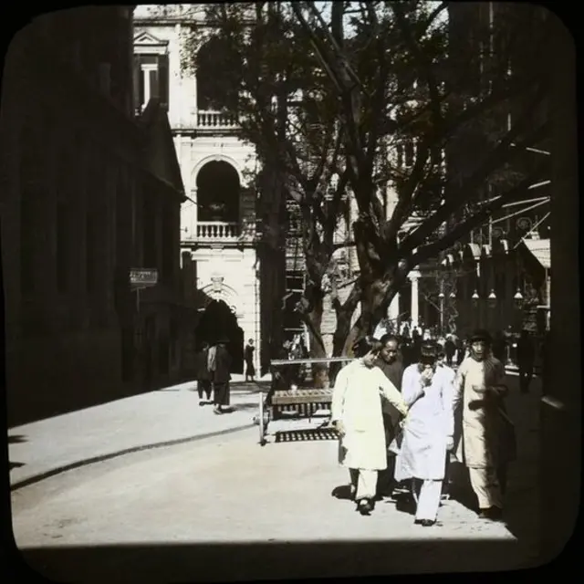 由皇后大道中下望毕打街，左方的邮政局及高等法院（现为华人行），右方为钟塔，其前的香港大酒店现为中远大厦及置地广场。