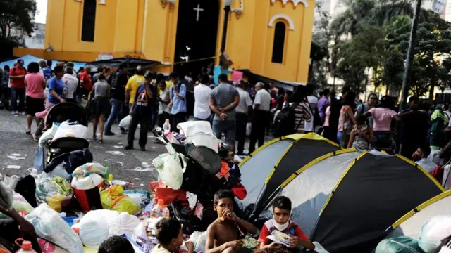 Crianças sem teto acampadas no Largo do Paisandu depois do incêndio