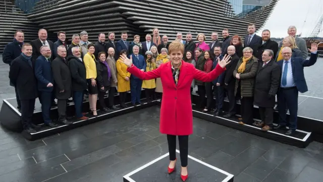 İskoç Ulusal Partisi lideri Nicola Sturgeon, seçim zaferinin ardından Avam Kamarası'na seçilen vekillerle İskoçya'da poz verdi
