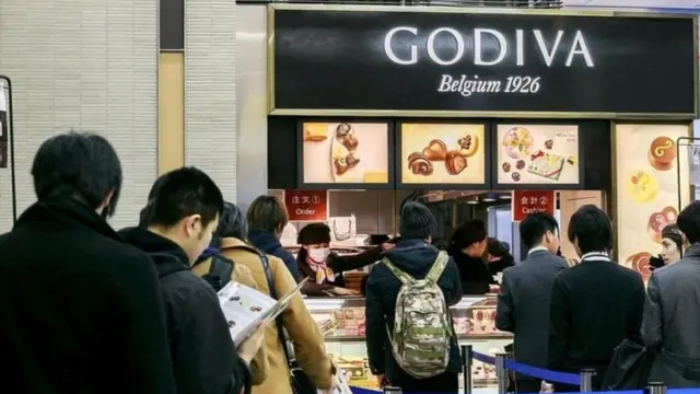 شهد عام 2016 إقبالا كبيرا من الرجال على متجر "غوديفا" في طوكيو لشراء هدايا اليوم الأبيض للنساء