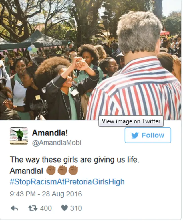 Twitter'da "Pretorya Kız Okulu'nda ırkçılığa son" etiketi ve tepkilerden biri.
