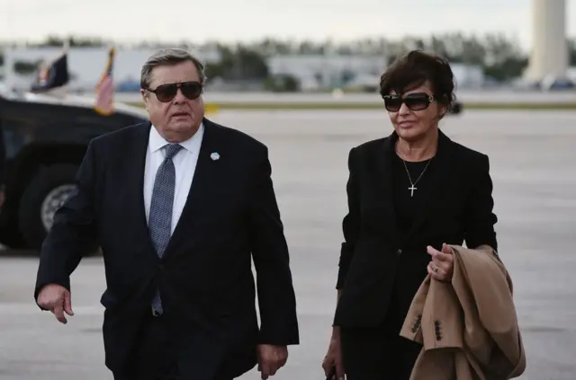 梅拉尼婭(Menalia Trump)的父親、比特朗普年長僅兩歲的維克托· 納烏斯 (Viktor Knavs) ,和比特朗普僅年長一歲的梅拉尼婭母親阿瑪利亞 · 納烏斯(Amalija Knavs)都是在梅拉尼婭的贊助下得到綠卡,並於2018年8月9日歸化成為美國公民。
