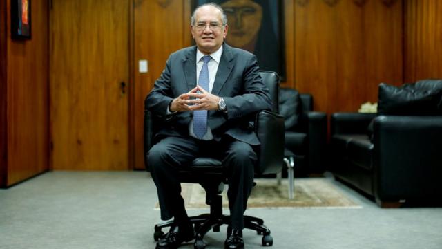 Gilmar Mendes aparece sentado dentrocasa de aposta dando bonus de boas vindasescritório