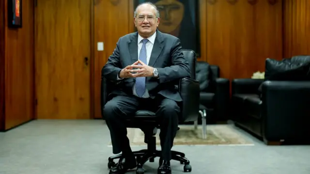 Gilmar Mendes aparece sentado dentrovbet ehs10escritório