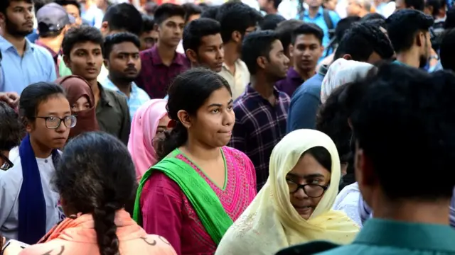 সারা দেশের ৪৬টি সরকারি বিশ্ববিদ্যালয়ে ভর্তি হওয়ার জন্যে বর্তমানে প্রায় আড়াই লক্ষ শিক্ষার্থী বিভিন্ন বিশ্ববিদ্যালয়ে দফায় দফায় পরীক্ষা দিয়ে থাকেন