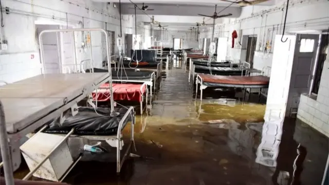 अस्पताल में भरा पानी