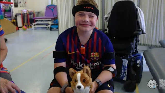 James tiene distrofia muscular de Duchenne.