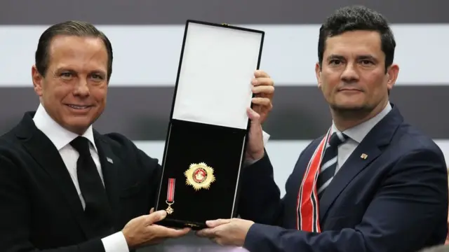 O governador João Doria entrega medalha ao ministro Sergio Moro