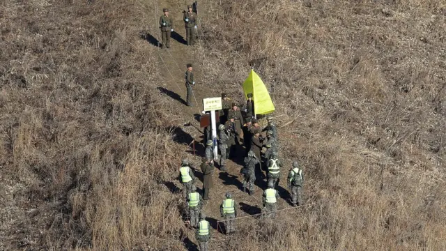 Soldados norcoreanos y surcoreanos en la frontera entre ambos países