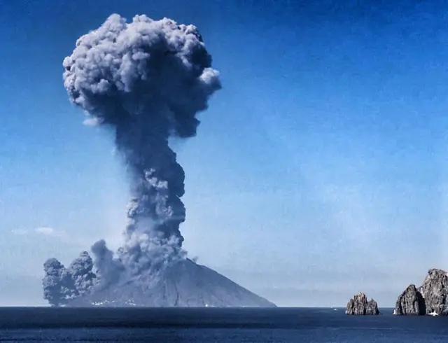 Erupção do vulcão na ilha Stromboli, no sul da Itália