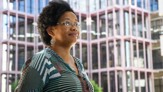 Tatianajogo do bicho online federalperfil sorrindo, com prédio ao fundo