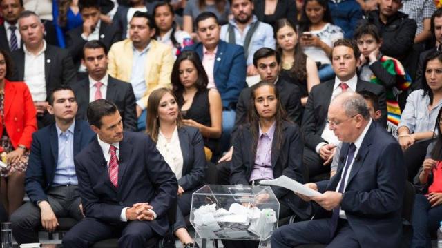 Peña Nieto dialoga con jóvenes