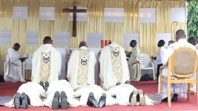 Awọn alufaa ijọ Aguda n gbadura