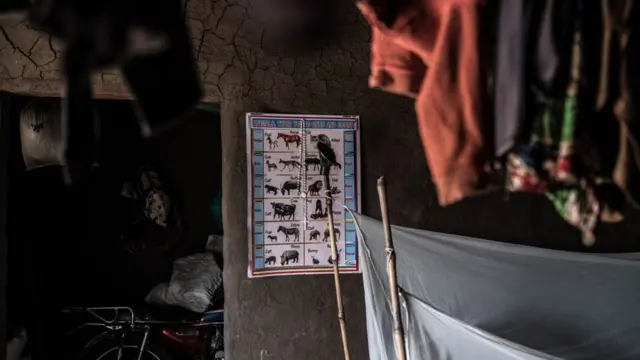 Edukativni poster na zidu Lone Kiji u Bibi Bibi kampu