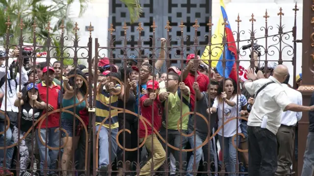 Momento en el que los manifestante superan la verja del palacio legislativo