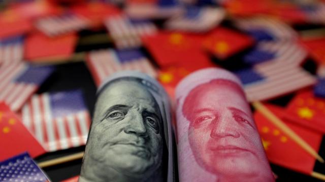 банкноты долларов и юаней