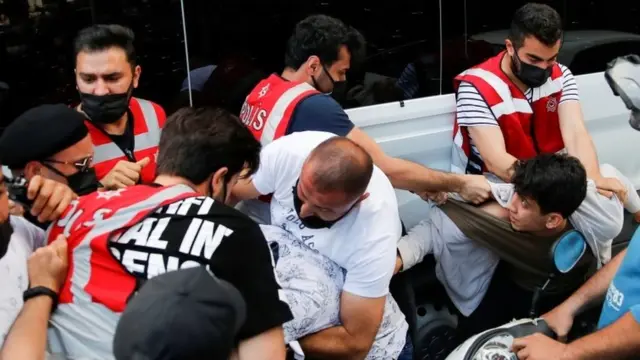 İstanbul'da dün HDP'ye yönelik saldırıyla ilgili basın açıklaması yapan gruba polis müdahale etti