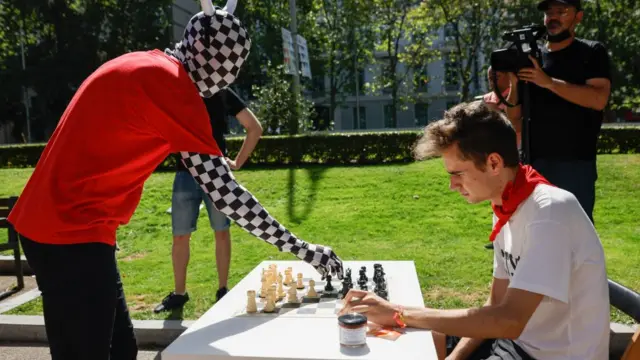El Rey Enigma, conocido como el 'Banksy' del Ajedrez participa en los Sanfermines de Ajedrez