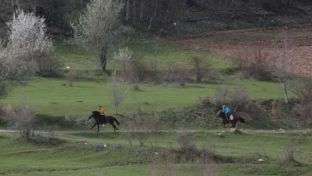 Obeležavanje Đurđevdana u albanskom delu Gore počinje konjskim trkama u selu Šištavec na kojima učestvuju i predstavnici okolnih gornaskih sela.