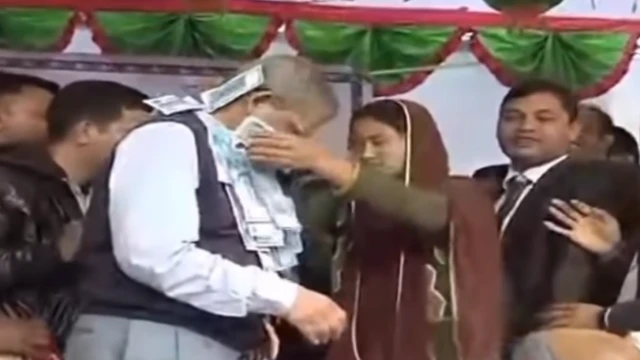 মির্জা ফখরুলের এই ভিডিওটি নিয়ে সামাজিক যোগাযোগ মাধ্যমে ভাইরাল হয়ে যায়।