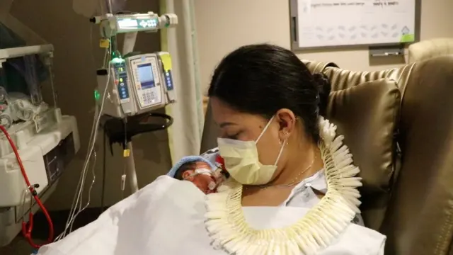Lavinia “Lavi” Mounga e seu bebê Raymond