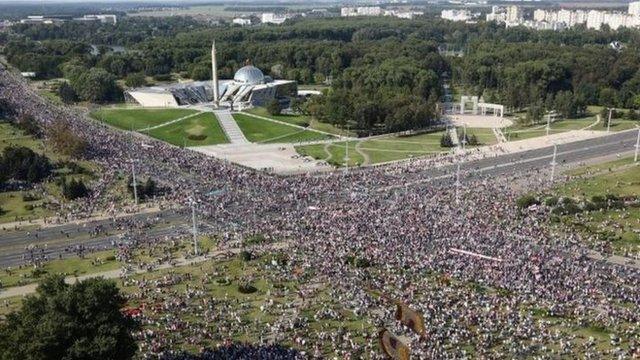 هزاران نفر از مخالفان آقای لوکاشنکو برای سومین یکشنبه متوالی در مینسک تجمع کردند