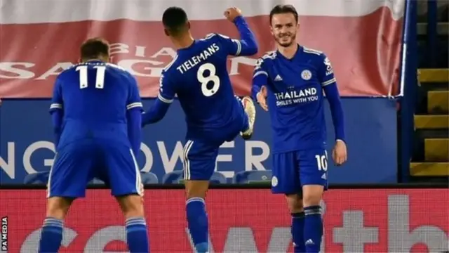 萊斯特城的麥迪森(右)與隊友隔空握手(Credit: PA)