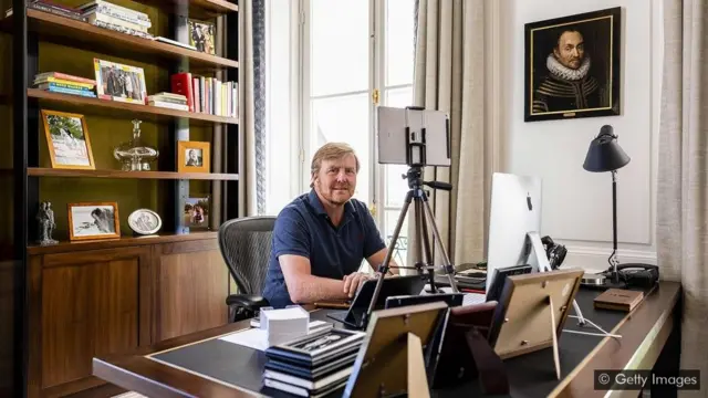 헤이그에서 재택근무를 하는 빌럼 알렉산드르 네덜란드 국왕