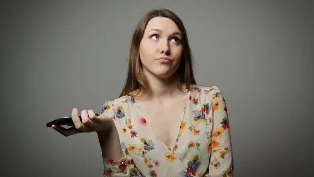 Mujer con un teléfono en la mano.