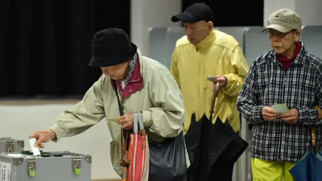 సాధారణ ఎన్నికల్లో ఓటు వేస్తున్న జపాన్ ఓటర్లు