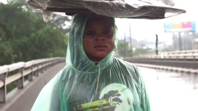 Woman dey sell inside rain ontop Independence bridge, Lagos