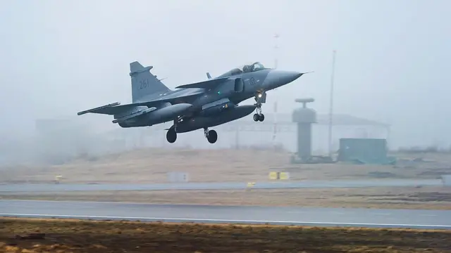 Un avión caza sueco participa en entrenamientos con la OTAN.