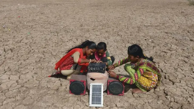 કચ્છના રણમાં છોકરીઓ