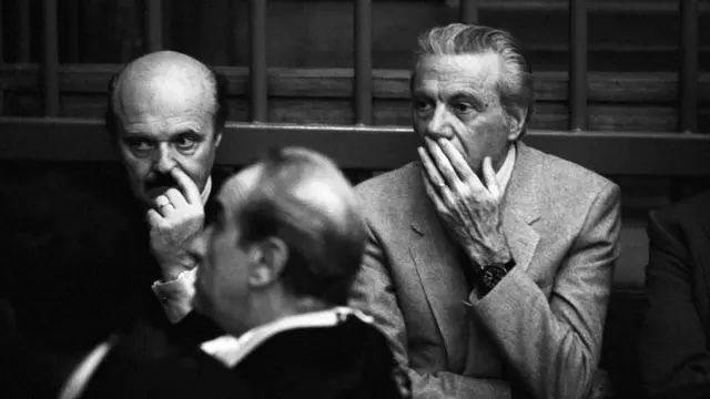 Roberto Calvi, pemimpin bank Banco Ambrosiano, dan Antonio Tonello, pemimpin di perusahaan Toro Assicurazioni, ikut serta dalam persidangan terhadap mereka. Milan, 1980-an.