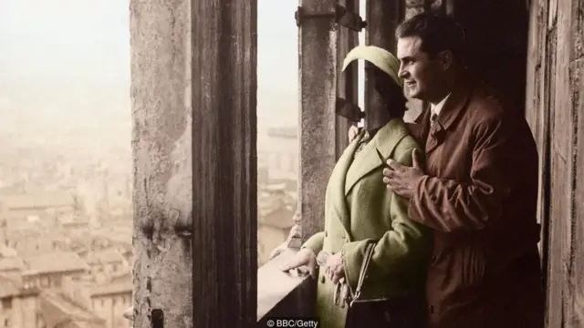 一男一女在眺望远方