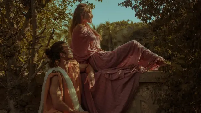 شاب وفتاة في زي روماني